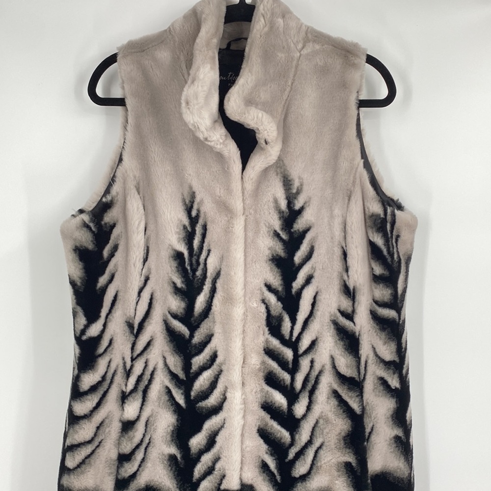 Outdoor Edition by Parkhurst Silver and Black Faux Fur Long Vest - Picture 3 of 10